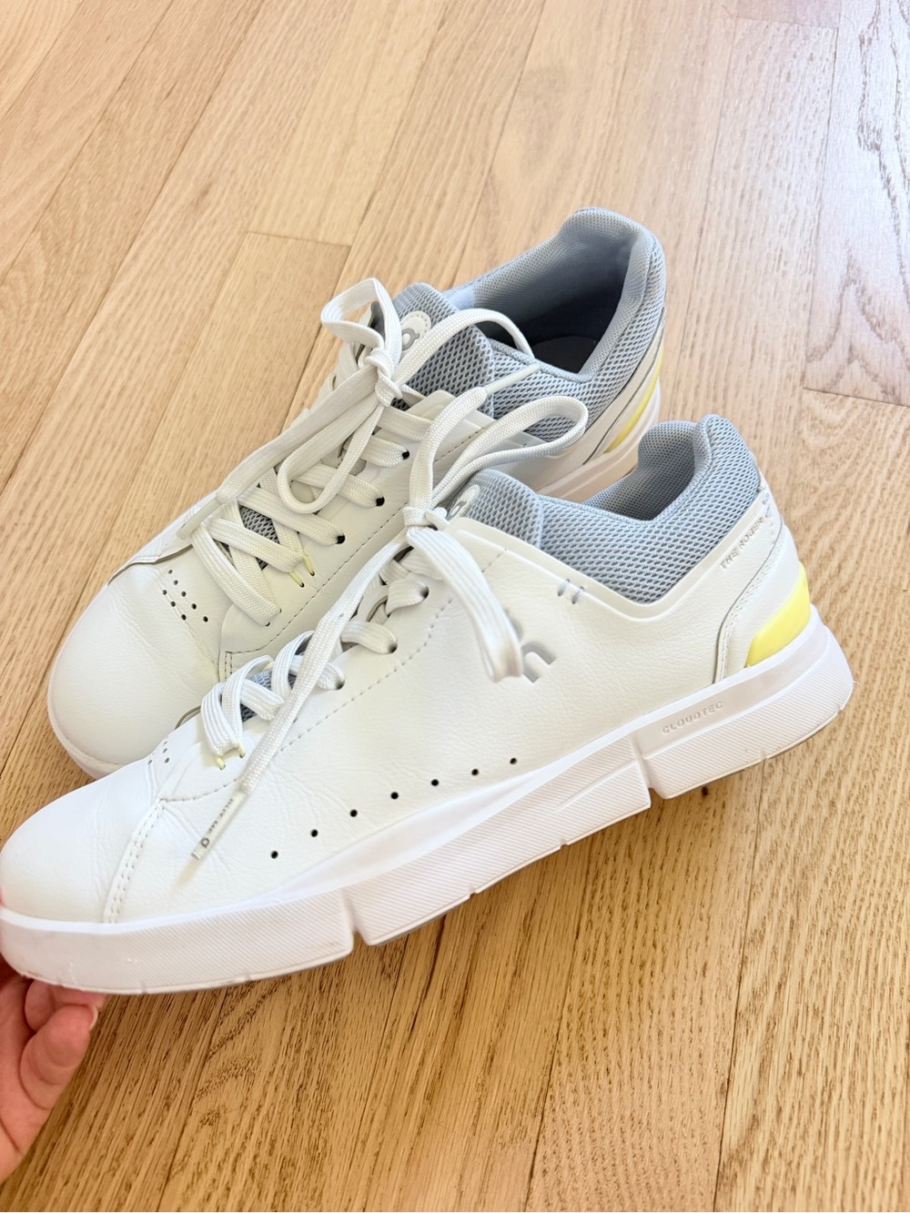 On The Roger Advantage Women’s Sneakers Size 9.5 White Yellow